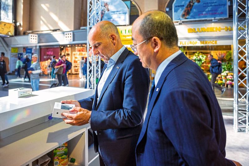 Zeigten sich zum IAA-Auftakt ebenfalls am Bahnhof: Auslandschef Alexander Klose (li.) und Firmenchef Fu Qiang. (Bild: Aiways)