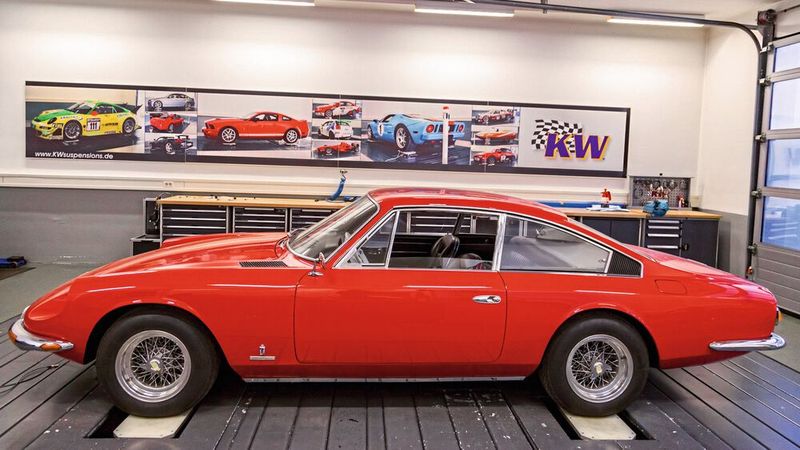 Um seine Gewindefahrwerke für Klassiker zu entwickeln, nutzt KW Automotive einen speziellen Fahrdynamikprüfstand. Während dieser von oben recht harmlos aussieht, ... (Bild: KW Automotive)