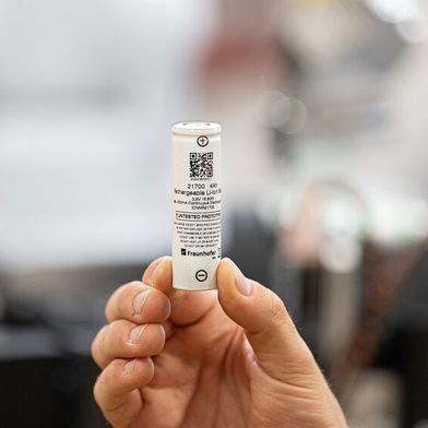 Die nachhaltige Hochenergie-Rundzelle soll bis Ende 2028 marktfähig sein.  (Bild: Fraunhofer IPA)