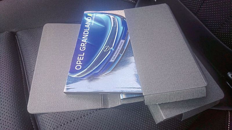 Bedienungsanleitung und Wartungsbuch sind in Papiermappen statt in den sonst üblichen, häßlichen Kunstledertaschen. (Bild: Sven Prawitz/Automobil Industrie)