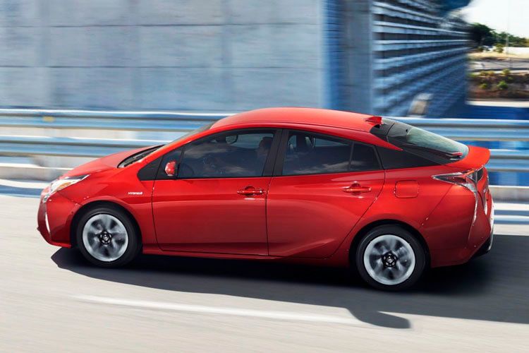 Im Vergleich zum Vorgänger steht der Prius deutlich moderner auf seinen Rädern. Er wurde länger und flacher, blieb aber seiner Linie treu. (Foto: Toyota)