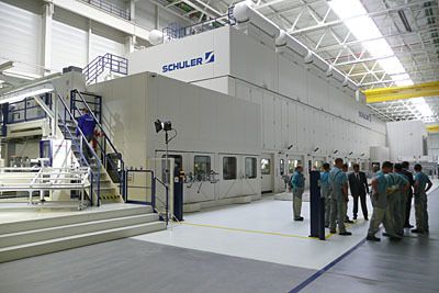 Die neue Schuler Servo-Pressenlinie im BMW-Werk Leipzig mit ihrer gigantischen Länge von 98 m; sie ist die erste und größte Servo-Pressenlinie der Welt in der Anwendung der Automobilindustrie. (Archiv: Vogel Business Media)