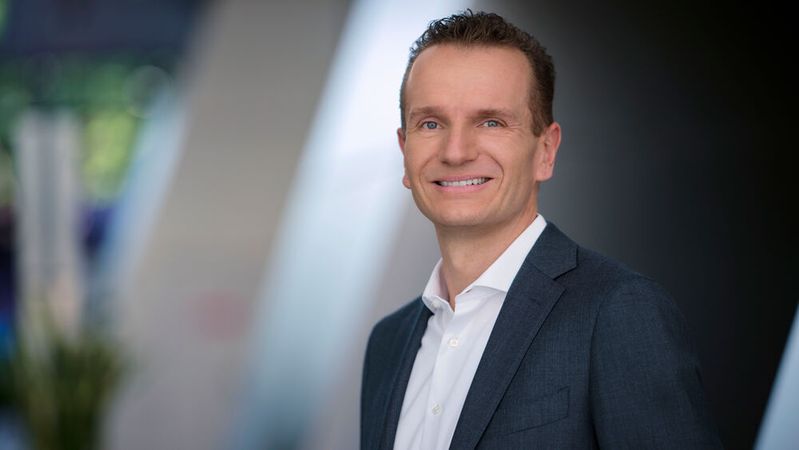 Tim Beltermann, BMW Group, will erst auf das Agenturmodell umstellen, wenn alle Kanäle perfekt bedient werden können: „Denn am Ende muss der Kunde etwas davon haben, BMW muss etwas davon haben und natürlich auch der Retail-Partner.“(Bild:  Rainer Haeckl)