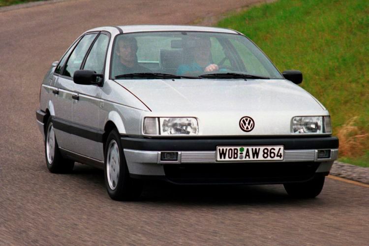 Der VW Passat B3 wurde 1988 als Nachfolger des VW Passat B2 vorgestellt. Das neue Modell hatte einen quer eingebauten Motor und daher einen größeren Innenraum. Zwei Monate nach der Stufenheckausführung erschien die Kombiversion Variant. Das äußere Erscheinungsbild wurde 1981 von der Studie VW Auto 2000 vorweggenommen. Zugunsten einer besseren Windschlüpfigkeit (Cw-Wert) wurde der Kühllufteinlass verkleinert und unter den Stoßfänger verlegt; der Motor saugte die zur Verbrennung nötige Luft durch das VW-Zeichen an.  (VW)