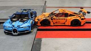 Beide Lego-Fahrzeuge kurz vor dem Zusammenstoß. (Bild: ADAC)