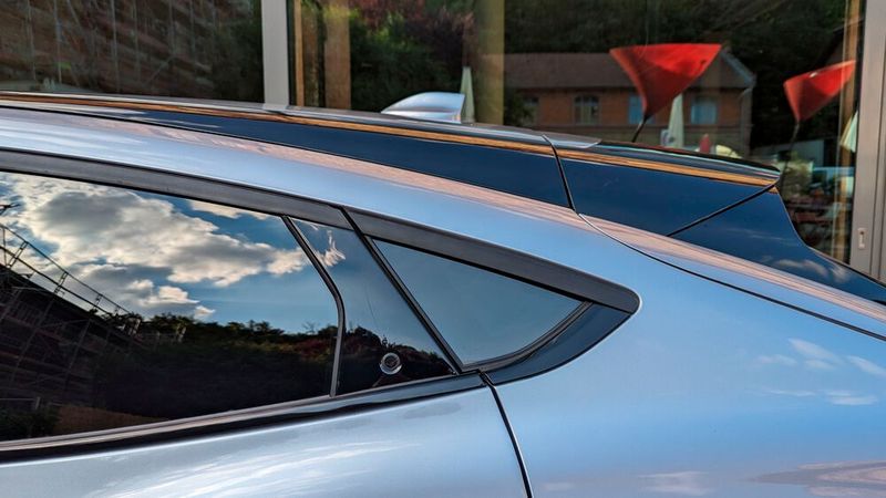 Dass das eigentliche Dach deutlich höher ist, sieht man dank der schwarzen Kontrastfarbe kaum. (Bild: Rosenow – VCG)