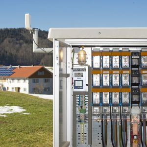 Im Dorf Wildpoldsried im Allgäu lässt sich besichtigen, wie das Stromnetz in Deutschland im nächsten Jahrzehnt aussehen könnte. Wenn erneuerbare Energien wie Wind und Sonne einen immer höheren Anteil an der Stromproduktion bekommen, braucht man viele Messstationen, regelbare Netzkomponenten und leistungsfähige Software – kurz ein Smart Grid –, um die Stromnetze stabil zu halten.