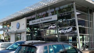Der Volkswagen-Betrieb dominiert die Autohausmeile des Autohauses Wolfsburg Hotz und Heitmann. (Achter)