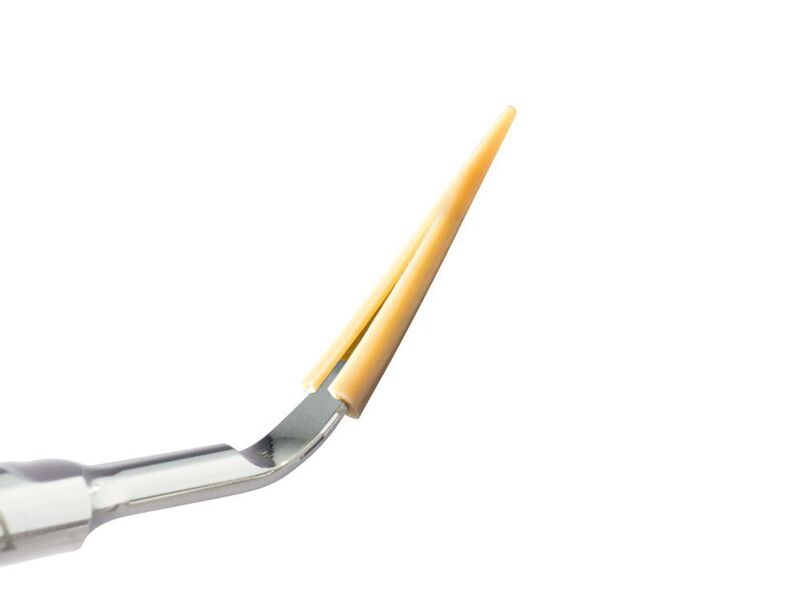 Hierbei handelt es sich um eine Polymermanschette, die auf ein klassisches Instrument für die Zahnsteinentfernung geklipst wird. (CG.Tec Injection / gemeinfrei)