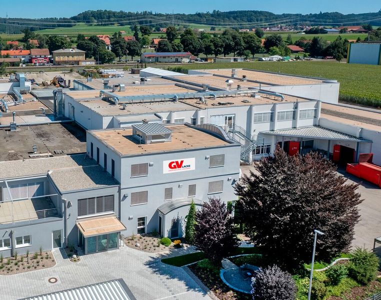 Beständig innovativ! Hinter diesen Mauern im Allgäu wurde bei GV-Lacke vor 20 Jahren das lösemittelarme Lacksystem High-Solid-Lack HS 315 entwickelt. Vor vier Jahren kam der Energiesparlack Super-High-Solid nach. Nun folgte das revolutionäre Lacksystem „SmartCure“, das beide Vorteile kombiniert. Erstmals öffentlich vorgestellt wird es im Rahmen der Paint-Expo Mitte April in Karlsruhe. (Bild: GV-Lacke)