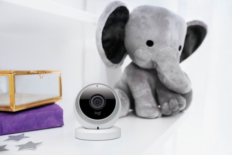 Wie es gerade zuhause aussieht? Mit der Kamera Logi Circle wissen Sie das immer – dank App für iOS und Android. Die Kamera liefert einen 135-Grad-Einblick und sieht auch nachts bis zu 4,5 Meter weit. In der Cloud werden die Aufnahmen der letzten 24 Stunden kostenlos gespeichert. (Logitech)