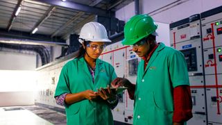 Während viele Unternehmen noch mit dem Fachkräftemangel kämpfen, erlebt der industrielle Arbeitsplatz rasante Veränderungen.  (Bild: Schneider Electric)