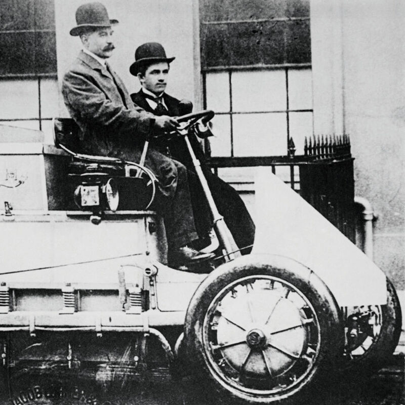 Der Lohner-Porsche-Rennwagen von 1900: Vier Radnabenmotoren mit etwa 1,8 kW machten ihn  zum ersten allradgetriebenen Fahrzeug. Der 44-zellige Akkumulator mit 300 Ah und 80 V erlaubte eine Fahrstrecke von 50 km pro Batterieladung, die maximale Geschwindigkeit betrug 50 km/h.