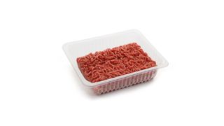 Gerade in fetthaltige Lebensmittel wie Fleisch können Weichmacher aus Verpackungen leicht eindringen.  (diamant24 - fotolia.com)