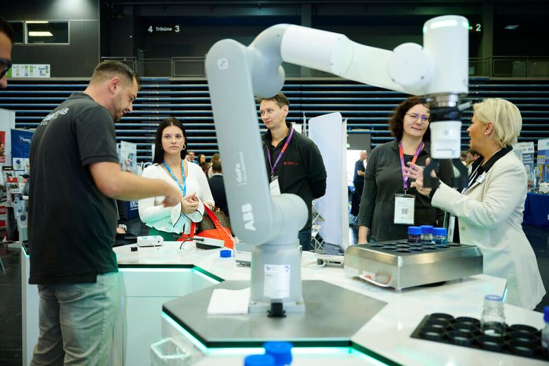 Ein Roboterarm von ABB war für das Probenhandling zuständig.   Mehr Infos zu den kommenden LAB-SUPPLY-Messen finden Sie auf www.lab-supply.info (Bild: EYE AM CHRIS)