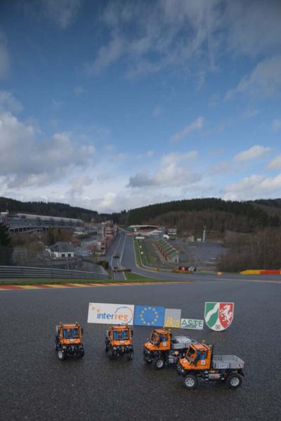 Gruppenfoto der Rennteilnehmer mit Sponsoren (Bild: RWTH Aachen/ika)