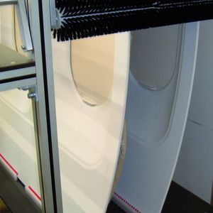 Bild 4: Airbus-
Seitenteil, längs- und querfixiert mit flexiblen
Bürsten. Bilder: Mink-Bürsten