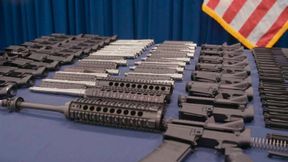 Die Summe für Waffenexporte aus der Bundesrepublik war mit rund 12 Milliarden Euro zwar weiterhin recht hoch, doch die einstigen Rekordmarken wurden damit 2025 unterschritten. Waffengeschäfte sind zwar wieder salonfähig, doch es regt sich auch Kritik ...  (Bild: Gemini pro)