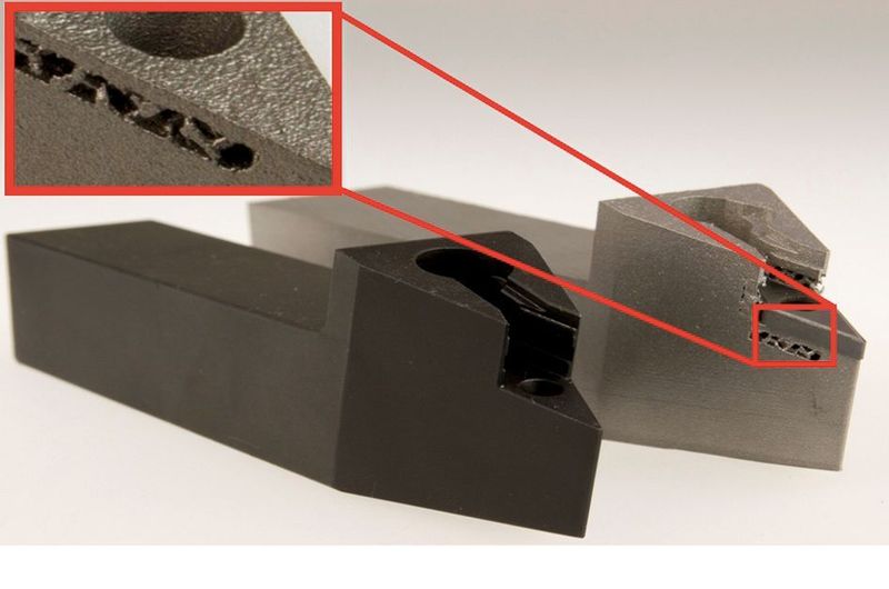 Dieser Werkzeughalter wurde mit dem Direct-Metal-Laser-Sintern (DMLS) hergestellt. Seine metallschaumartige Struktur ermöglicht seine Temperierung mit Stickstoff. Er soll helfen, die Theorie der niedrigeren Maximalzerspantemperatur unter realen Zerspanungsbedingungen zu überprüfen.  (Bild: PTW)