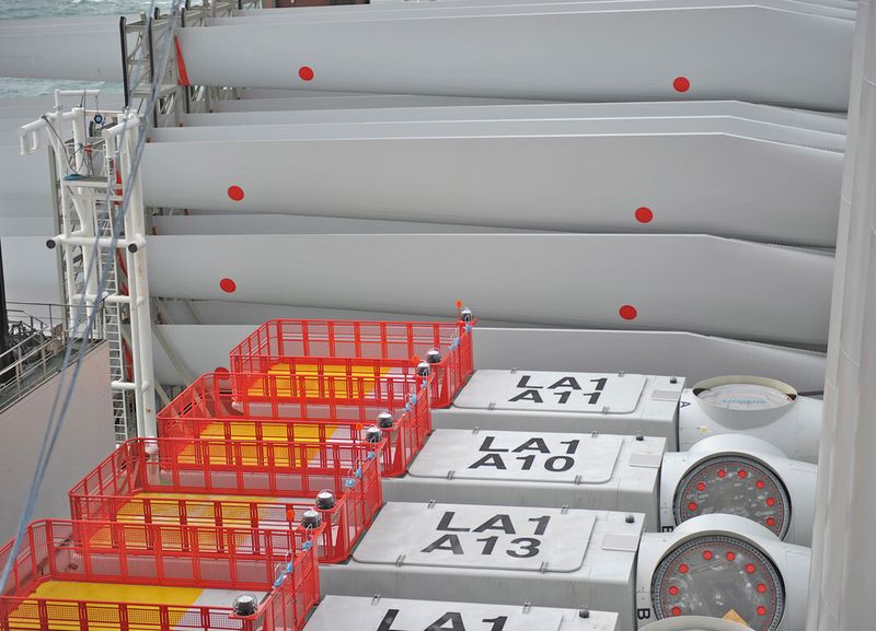 Das Foto zeigt Maschinenhäuser für das Offshore-Windkraftwerk London Array. Auf jeder Windturbine ist bereits der exakte Standort im Windpark vermerkt. (Bild: Siemens)