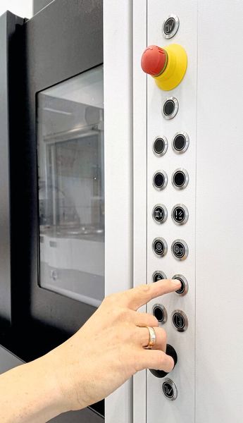 Die hochwertige Haptik der Taster sowie die eindeutige Zuordnung der Funktionen wird sehr positiv bewertet. (Bild: Schwäbische Werkzeugmaschinen GmbH (SW))