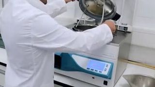 Mithilfe des Integra-Medienpräparators Mediaclave und der Inetrga-Peristaltikpumpe Dose It ist die Effizienz und Reproduzierbarkeit der Herstellung von Futter für die Taufliege Drosophila melanogaster deutlich verbessert worden. (Bild: Integra)