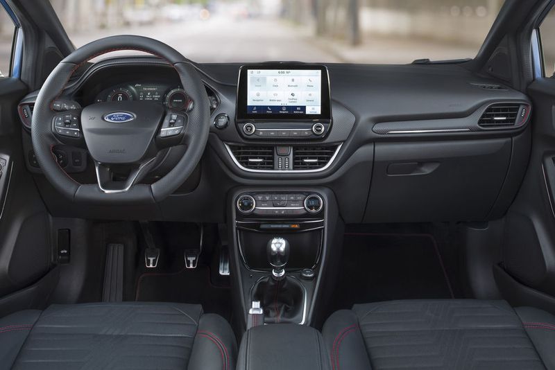 Das Cockpit stammt weitgehend aus dem Fiesta. (Ford)