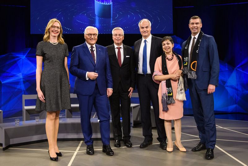 CO2-Innovation im Scheinwerferlicht: Dr. Berit Stange, Prof. Walter Leitner und Dr. Christoph Gürtler im Finale des Deutschen Zukunftspreises mit dem Bundespräsidenten Frank-Walter Steinmeier (2. v.l.), Sucheta Govil, Chief Commercial Officer Covestro (2.v.r.) und Dr. Markus Steilemann, CEO Covestro.  (Covestro)