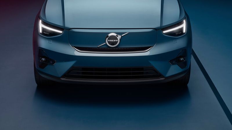 Der C40 trägt das neue Volvo-Gesicht für alle vollelektrischen Modelle. Es umfasst Scheinwerfer mit moderner Pixel-Technik. (Bild: Volvo)