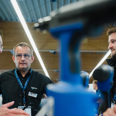 Der Fachaustausch ist das, was Besucher und Aussteller an der Regionalmesse Schraubtec so schätzen. Nächste Gelegenheit hierfür ist am 26. Februar 2026 in der Sparkassen-Arena Landshut. (Bild: Tinografiert)