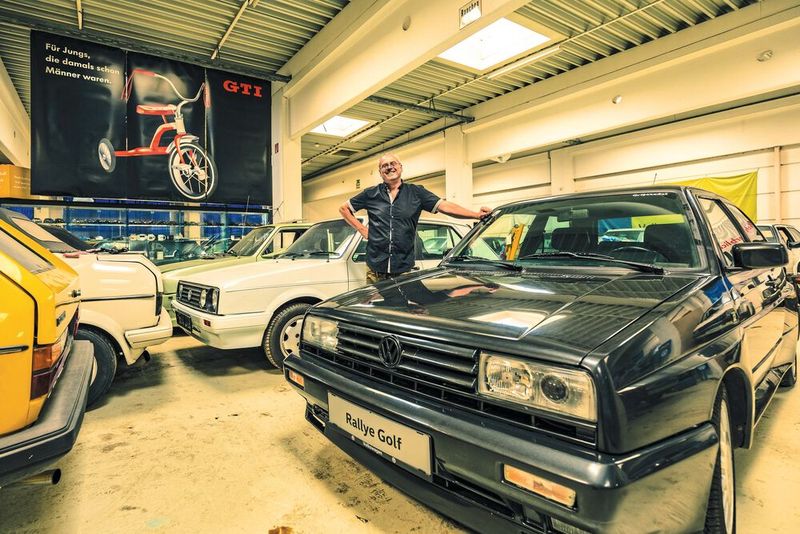 Josef Juza ist stolz auf seine Golf-Sammlung mit vielen Einzelstücken und Sonderanfertigungen. (Bild: VW)