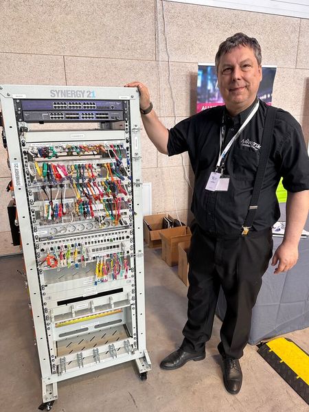 Was passiert wohl, wenn sich Jörg Schreiber (ALLNET) für die falsche Kabelfarbe beim Zusammenstecken entscheidet? (Bild: Vogel IT-Medien GmbH)