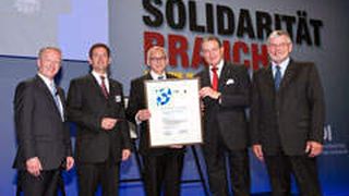 Bayer erhält für die Sauerstoffverzehrkathoden-Technologie den Umweltpreis. (Links: Werner Schnappauf, BDI-Hauptgeschäftsführer, 2.von links: Dr. Wolfgang Große Entrup, Leiter Environment & Sustainability, Bayer AG, Mitte: Bayer-Vorstandsmitglied Dr. Wolfgang Plischke, Rechts neben ihm: BDI-Präsident Jürgen R. Thumann und Prof. Dr. Wilfried Bockelmann, Vorsitzender der Jury. Bild: Bayer AG) (Archiv: Vogel Business Media)