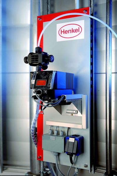 Bild 2: Das Leit- und Kontrollsystem kann als vollwertige SPS zusätzliche Aufgaben wie Temperaturkontrolle und Füllstandsregelung übernehmen. Bild: Henkel (Archiv: Vogel Business Media)