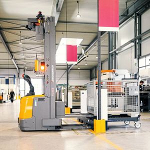 Bei Dax ist ein FTF vom Typ ECR 213a im Einsatz. Es übernimmt 22 Transporte pro Stunde und schleust so rund 80 Prozent der Teile bei Dax automatisiert durch den Fertigungsprozess. (Bild:  Jungheinrich)