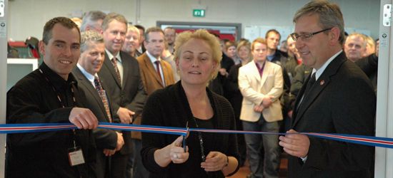 V.l.n.r.: Hjörtur P. Jónsson (Geschäftsführer des HFO),  Ingileif Oddsdóttir (Direktorin des FNV) und Alain Reynvoet (Haas Automation Europe).  (Bild: Haas Automation)