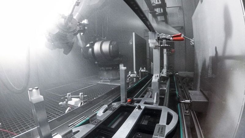 Reinigen von Bauteilen im Durchlauf – mit Roboter. Diese von Silberhorn entwickelte Kombination von zwei unterschiedlichen Reinigungskonzepten löste die Anforderungen des Kunden rundum: Größtmögliche Flexibilität, Tempo, hohe Reinigungskraft, saubere Teile.  (Bild: Stefan Woidig)