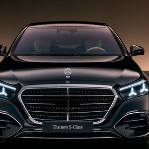 Der Stern auf der Haube leuchtet mal ganz oder nur seine Umrandung, mal ständig oder nur im Stand, je nach lokaler Gesetzgebung.(Bild:  Mercedes-Benz)