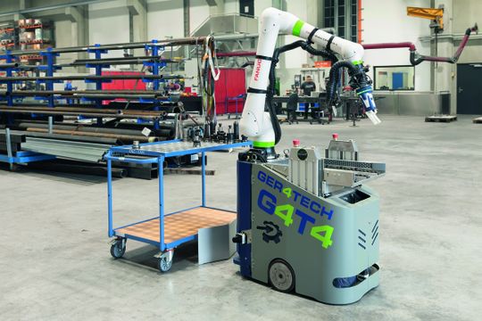 Der G4T4 bewegt sich autonom zwischen verschiedenen Arbeitsbereichen und wechselt problemlos von einem Job zum nächsten.(Bild:  Schunk)