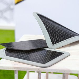 Fasern formen Zukunft: Mit Deckerform PolyFoamFiber kombinieren die Aichacher Organosheets mit spritzgeschäumtem Füllmaterial für steife, leichte und nachhaltige Verbundbauteile. Hier am Beispiel der eigenen Versuchsform, auf der Kuteno am Stand 20H7 erstmalig in Form eines Prototyps für neuartige Stuhl-Unterkonstruktionen.(Bild:  Deckerform)