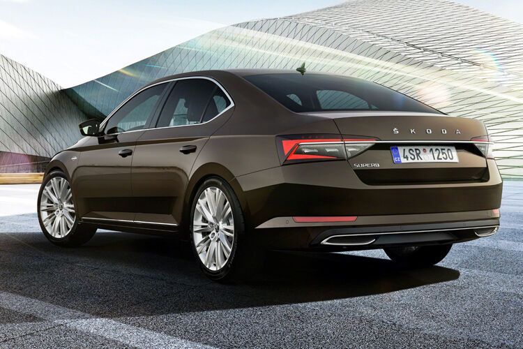 Optisch ist das Facelift zudem an Rücklichtern zu erkennen, die mit einer Chromleiste verbunden sind. (Skoda)