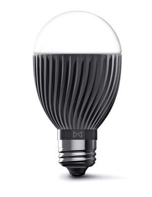 Red Dot Award 2015 - LED-Glühbirne Misfit Bolt von Misfit, USA: Misfit Bolt ist eine drahtlose LED-Lampe, die eine individuelle Raumbeleuchtung mittels zahlreicher Lichteffekte wie z.B. einer Sonnenaufgangssimulation ermöglicht und sich über Mobilgeräte steuern lässt. Mit über 800 Lumen ersetzt Bolt herkömmliche Glühbirnen und verbraucht dabei weniger als ein Viertel der Energie. Das ästhetische Gesamtbild wird durch ein eloxiertes Aluminiumgehäuse dominiert, das als Kühlkörper fungiert. Seine gewundenen Kühlrippen leiten die Wärme von den elektronischen Bauteilen ab und fassen den Glasschirm ein, der ein homogenes LED-Licht ohne störende Lichtpunkte erzeugt. (Bild: Red Dot)
