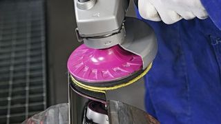 Wie sich das Spiegelglanzpolieren einfacher gestalten lässt, zeigt Eisenblätter auf der Euroblech 2016. (Eisenblätter)