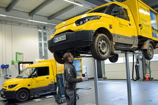 In der freien Werkstatt der Reinartz’ in Langerwehe sind etwa 85 Prozent der von der Global Automotive Service GmbH gesteuerten Fahrzeuge Streetscooter. (Bild:  Rubbel)