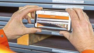 Wenn Kunden am vorliegenden Blech den Barcode per Smartphone scannen, erhalten sie neben den konkreten Daten aus dem Originalzeugnis-PDF für dieses Blech auch die allgemeinen Auftragsinformationen, die Ergebnisse der durchgeführten Prüfversuche sowie die Daten der chemischen Analyse.  (Dillinger)