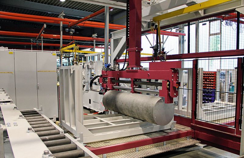 Ein auf Sollmaß geschnittenes Aluminium-Billet wird vom integrierten Portalgreifer dem nächsten Produktionsschritt zugeführt. (Bild: Behringer)