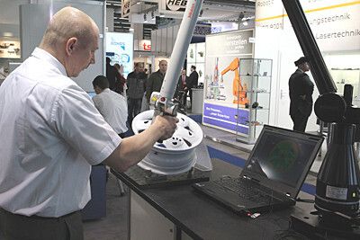 Axel Schieren, Gebietsverkaufsleiter bei Mitutoyo, führte vor, ... (Bild: Königsreuther)