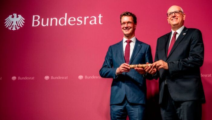 Andreas Bovenschulte (r.) reicht den Staffelstab der Bundesratspräsidentschaft an seinen designierten Nachfolger Hendrik Wüst weiter.(Bild:  © Bundesrat | Axel Heimken)