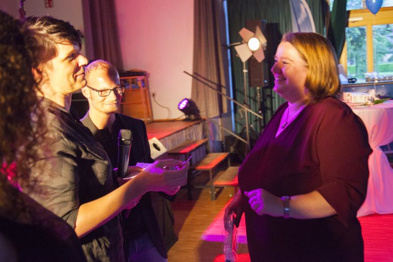 Verlosung: (v. l.) Jasmin Gerhardt, Marius Wollny, Beate Kersten (eaf) (Bild: eaf computer service supplies)