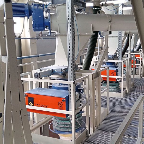 Siloanlage mit Verladegarnituren für die Verladung in geschlossene Lkw (Wam Group)